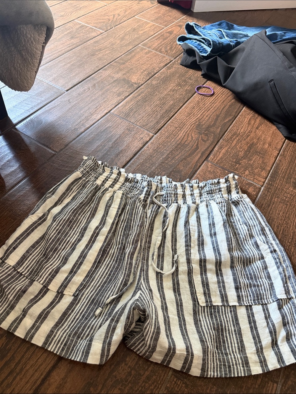 Time and Tru Black and White Striped Linen-Blend Women’s Shorts - Picture 1 of 1